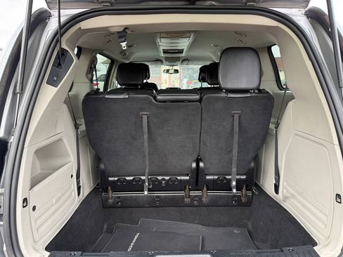 Used 2016 Chrysler Town & Country Touring image 31