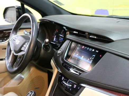 Used 2017 Cadillac XT5 Luxury w/ Driver Awareness Package FWD image 10