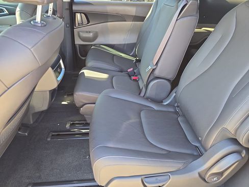 New 2026 Kia Carnival FWD image 16