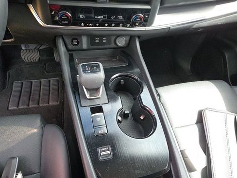 Used 2025 Nissan Rogue SV w/ SV Premium Package image 19