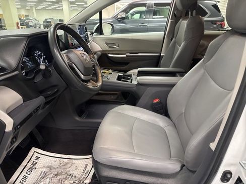 Used 2024 Toyota Sienna XLE image 25