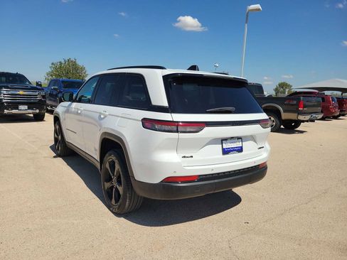 Used 2023 Jeep Grand Cherokee Limited w/ Black Appearance Package AWD/4WD image 6
