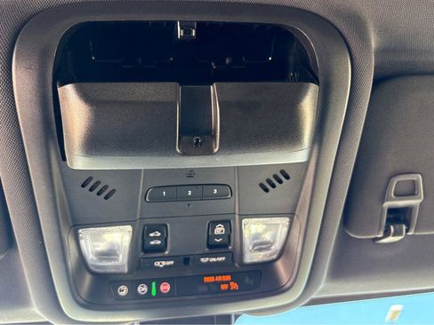 Used 2023 Chevrolet Equinox Premier FWD image 34