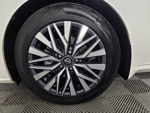 Used 2024 Nissan Altima 2.5 SV w/ SV Premium Package FWD image 9