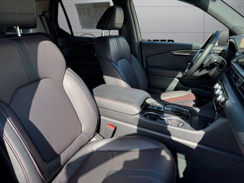 Used 2025 Honda Pilot Black Edition image 17
