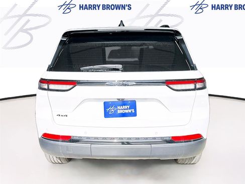 Used 2024 Jeep Grand Cherokee Altitude AWD/4WD image 9