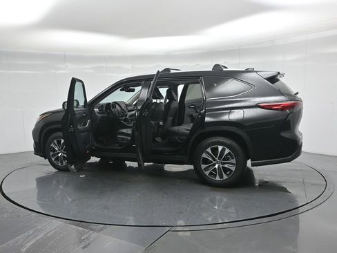 Used 2023 Toyota Highlander XLE image 39