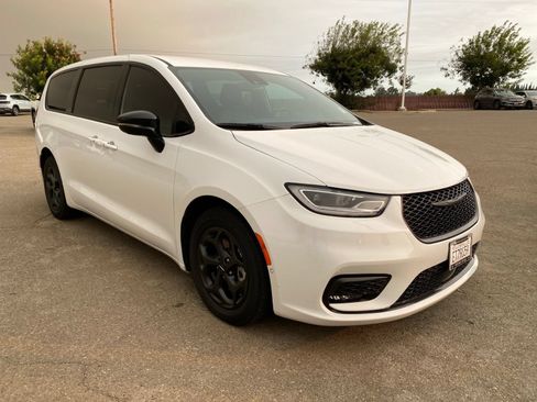 Used 2024 Chrysler Pacifica Limited FWD image 4