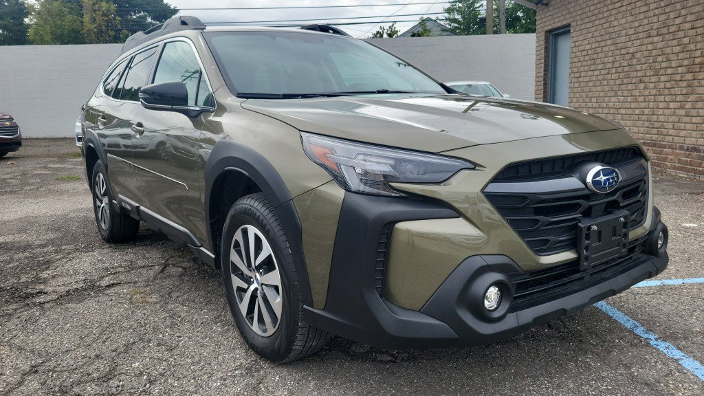 Used 2023 Subaru Outback Premium AWD/4WD image 3