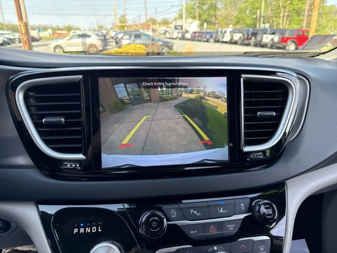 Used 2023 Chrysler Pacifica Touring-L FWD image 26