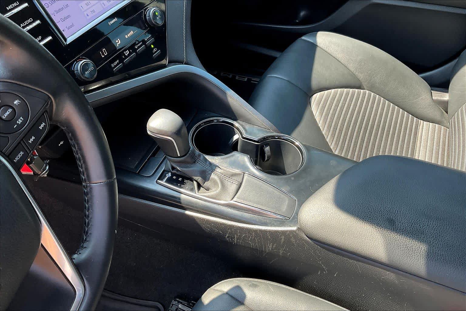 Used 2020 Toyota Camry SE FWD image 16