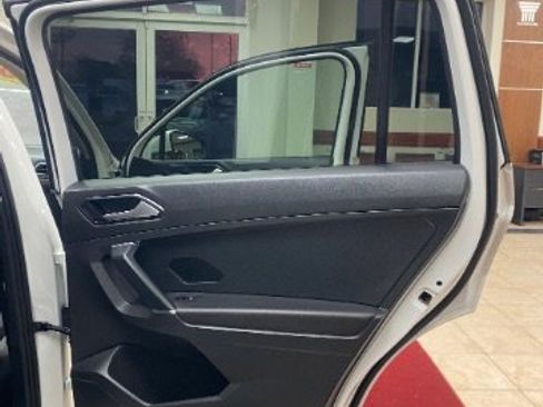 Used 2018 Volkswagen Tiguan SE image 11