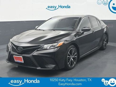 Used 2020 Toyota Camry SE image 1