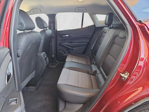 Used 2025 Chevrolet Trax LT FWD image 18