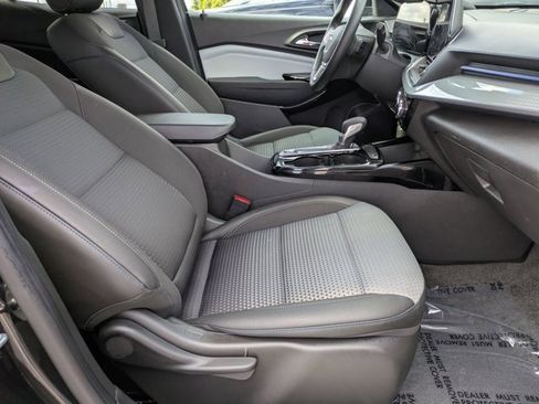 Used 2025 Chevrolet Trax LT w/ LT Convenience Package image 31