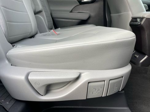 Used 2023 Toyota Highlander XLE image 37