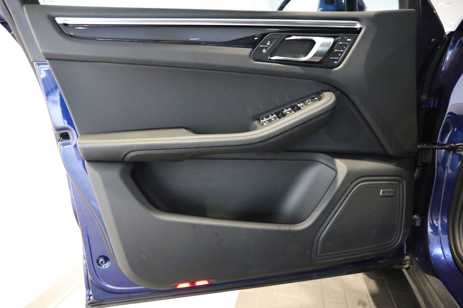Used 2025 Porsche Macan AWD/4WD image 22