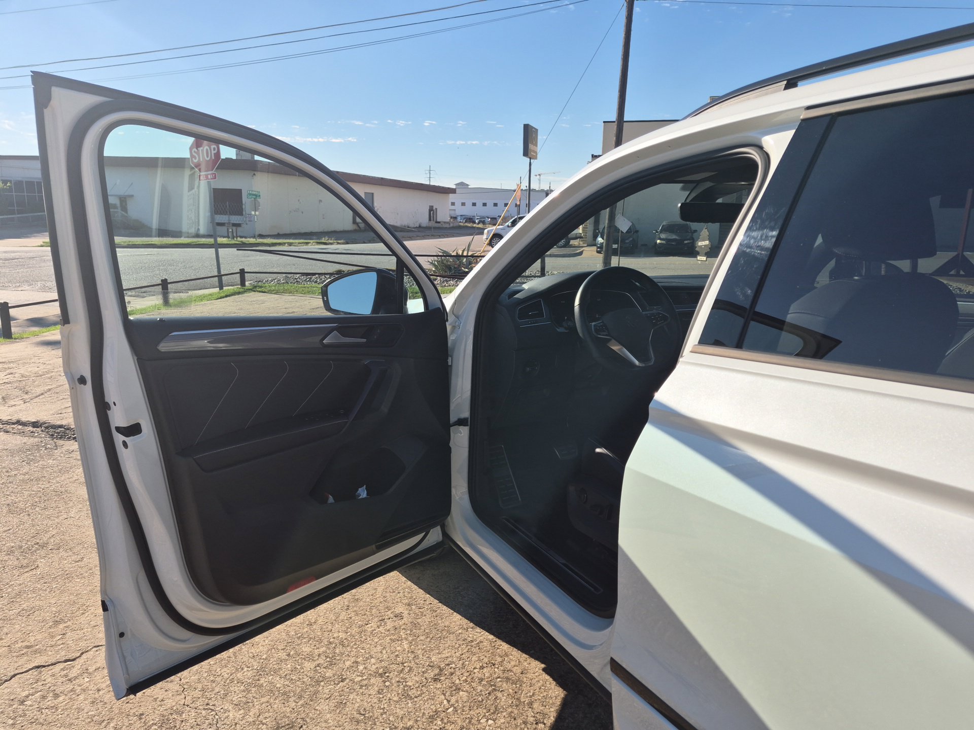 Used 2022 Volkswagen Tiguan SE R-Line FWD image 9