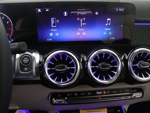 New 2025 Mercedes-Benz GLB 250 image 6