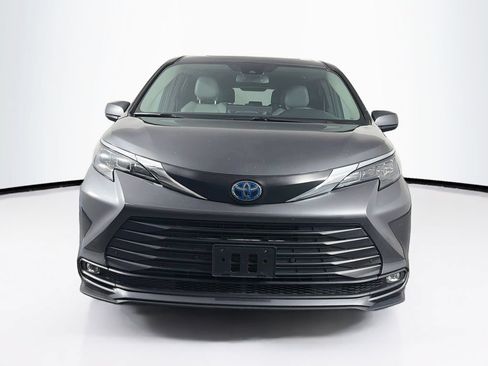 Used 2025 Toyota Sienna XLE FWD image 2