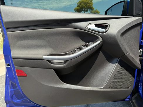 Used 2013 Ford Focus Titanium w/ Titanium Handling Pkg FWD image 12
