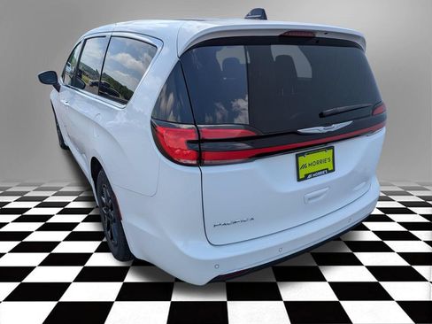 Used 2023 Chrysler Pacifica Touring-L FWD image 4