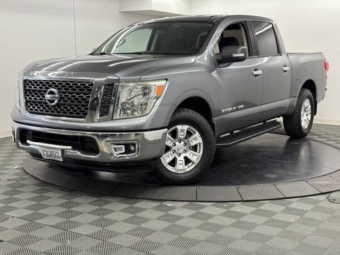 Used 2018 Nissan Titan SV RWD image 3