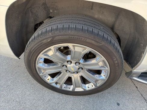 Used 2017 Chevrolet Suburban Premier image 12