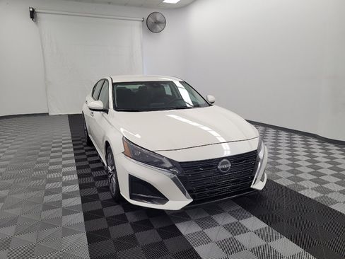 Used 2023 Nissan Altima 2.5 SV FWD image 14
