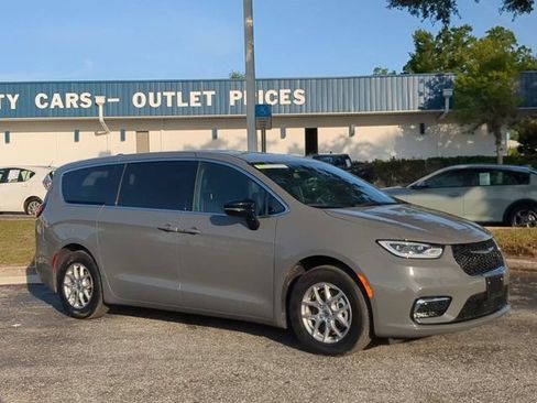 Used 2025 Chrysler Pacifica Select FWD image 2