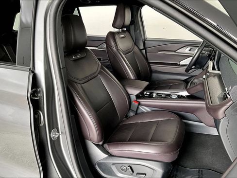 Used 2025 Ford Explorer Platinum RWD image 9