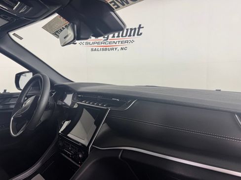 Used 2025 Jeep Grand Cherokee Altitude AWD/4WD image 33