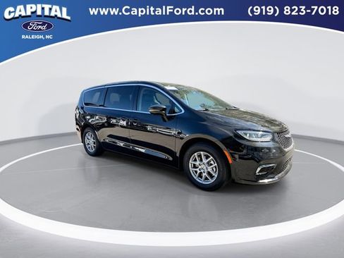 Used 2024 Chrysler Pacifica Touring-L FWD image 2