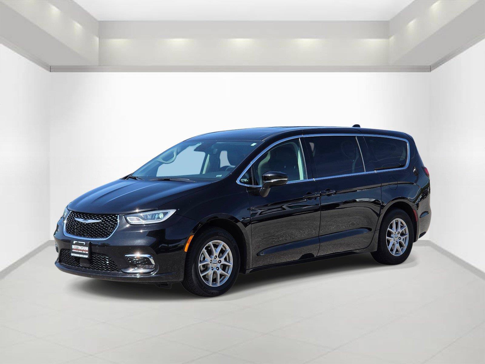 Used 2024 Chrysler Pacifica Touring-L FWD image 3