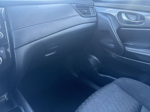 Used 2017 Nissan Rogue SV w/ SV Premium Package image 18