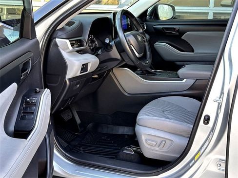 Used 2023 Toyota Highlander LE image 10