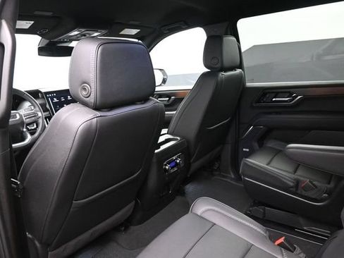 Used 2025 GMC Yukon XL Denali AWD/4WD image 10