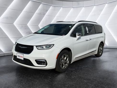 Used 2022 Chrysler Pacifica Limited FWD image 5