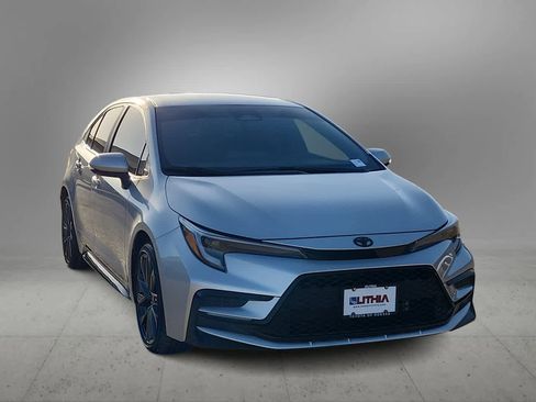 Used 2025 Toyota Corolla SE image 3