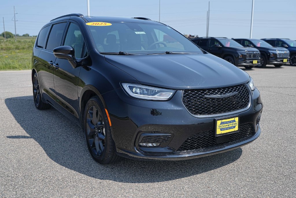 Used 2025 Chrysler Pacifica Limited FWD image 5