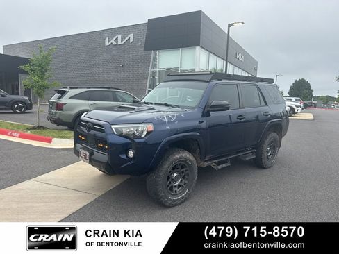 Used 2020 Toyota 4Runner Venture w/ Moonroof Package AWD/4WD image 17