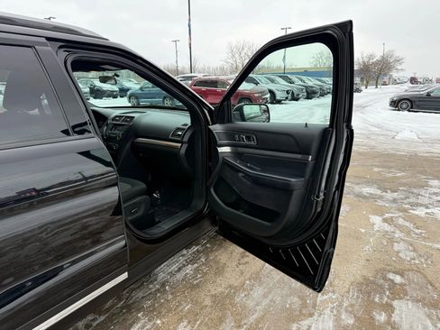 Used 2018 Ford Explorer XLT image 25