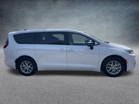 Used 2024 Chrysler Pacifica Touring-L FWD image 5