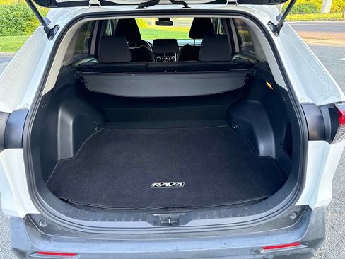 Used 2019 Toyota RAV4 XLE AWD/4WD image 10
