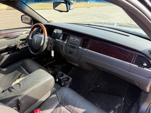 Used 2011 Lincoln Town Car Signature Limited image 7