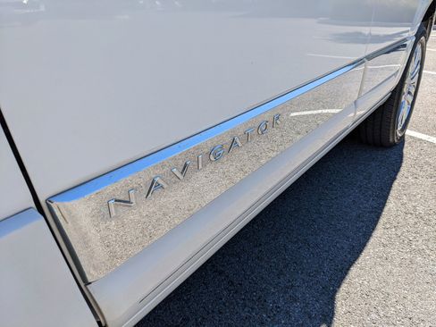 Used 2010 Lincoln Navigator Base image 24