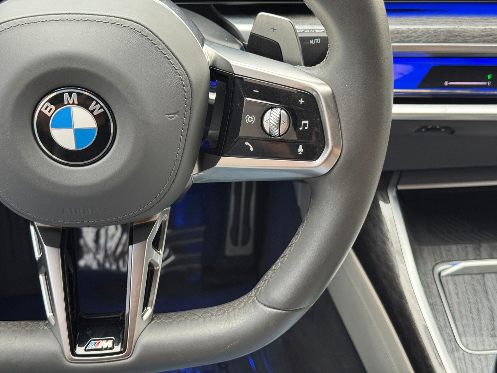 Used 2023 BMW 760i xDrive AWD/4WD image 25