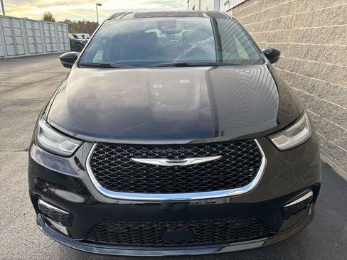 New 2026 Chrysler Pacifica Limited FWD image 4
