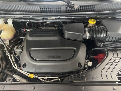 Used 2021 Chrysler Voyager Lxi FWD image 6