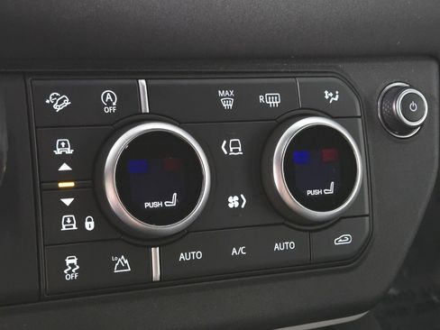 Used 2023 Land Rover Defender 110 SE image 28